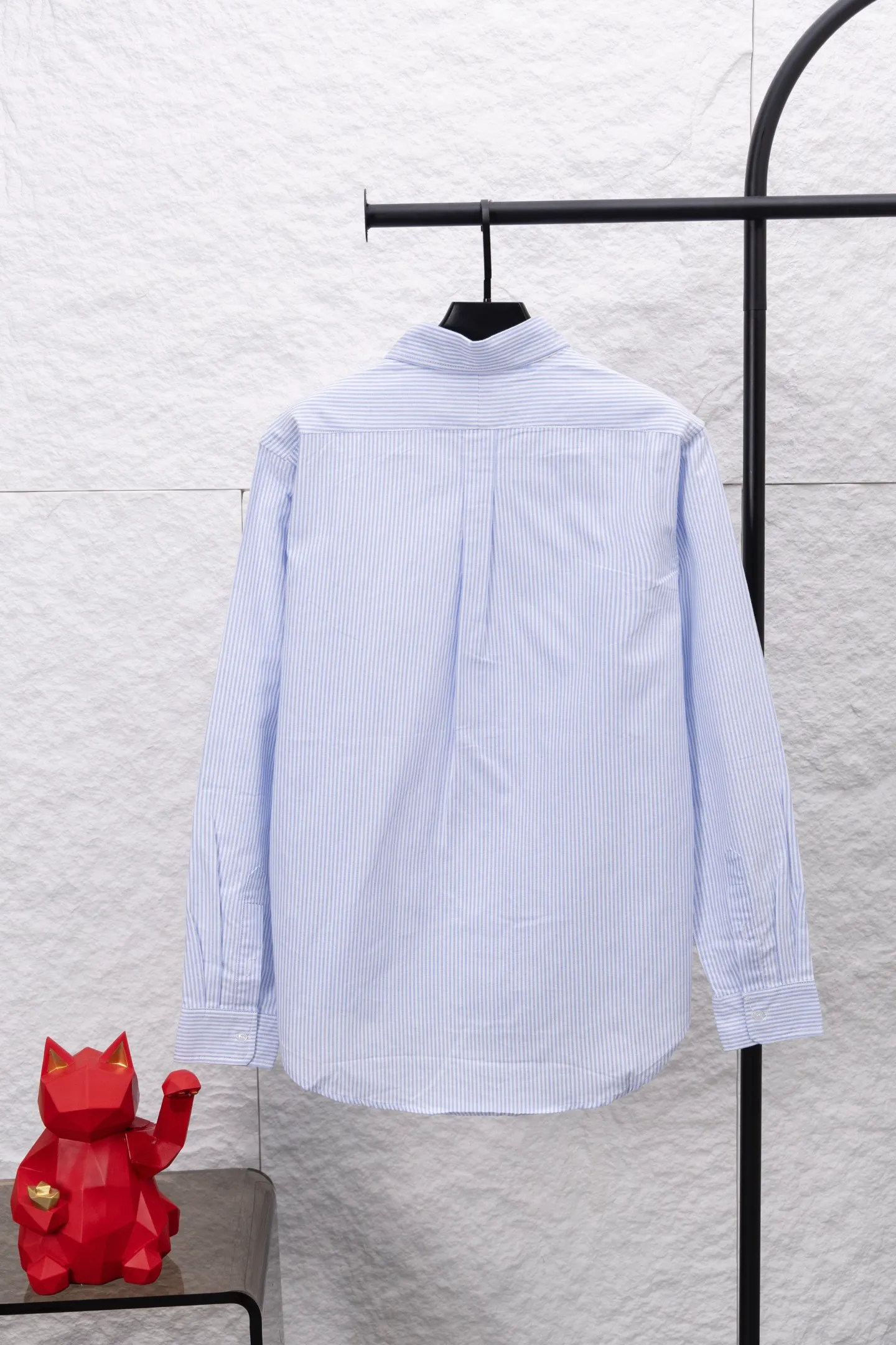 P210 model number/F149 Ralph Laure small label color block embroidered shirt. Same style for men and women. The details of the official website are the same. Full set of packaging. Three labels are complete. Moisture-proof paper. Different market currency. Feel free to compare. The fabric is customized and dyed with ultra-high washed tie-dye process. Complex workmanship. Non-original pure cotton Oxford fabric material. Garment wash. Skin-friendly and comfortable. Classic and versatile. Suitable for business and leisure. Collar buttons. Different currency. All fabric accessories are original and benchmarked. The precise and high-quality jacquard craftsmanship makes the fabrics integrated into one. The upper body is soft and comfortable, extremely delicate, the hand feels solid, smooth and soft. The fabric does not wrinkle, and the hand feel is invincible. Perfect details. Size: S-XL
